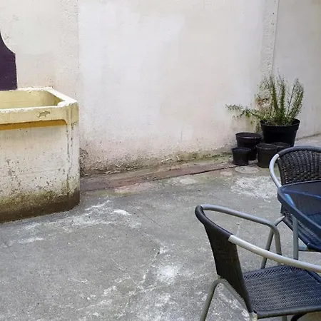 Studio Très Spacieux Avec Cour, En Plein Cœur De !